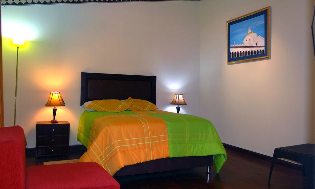 The Yellow House Quito Rum bild
