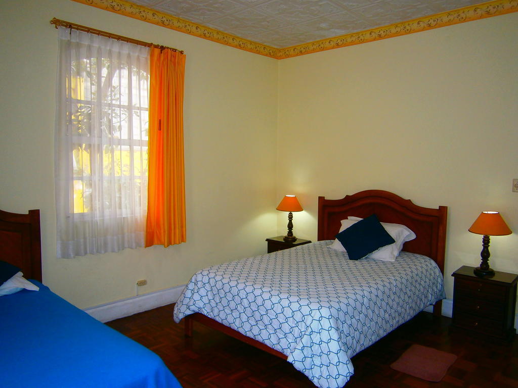 The Yellow House Quito Rum bild