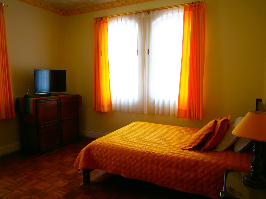 The Yellow House Quito Rum bild