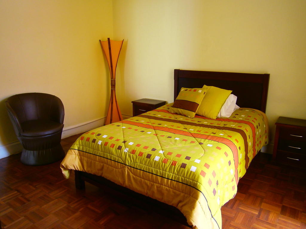 The Yellow House Quito Rum bild