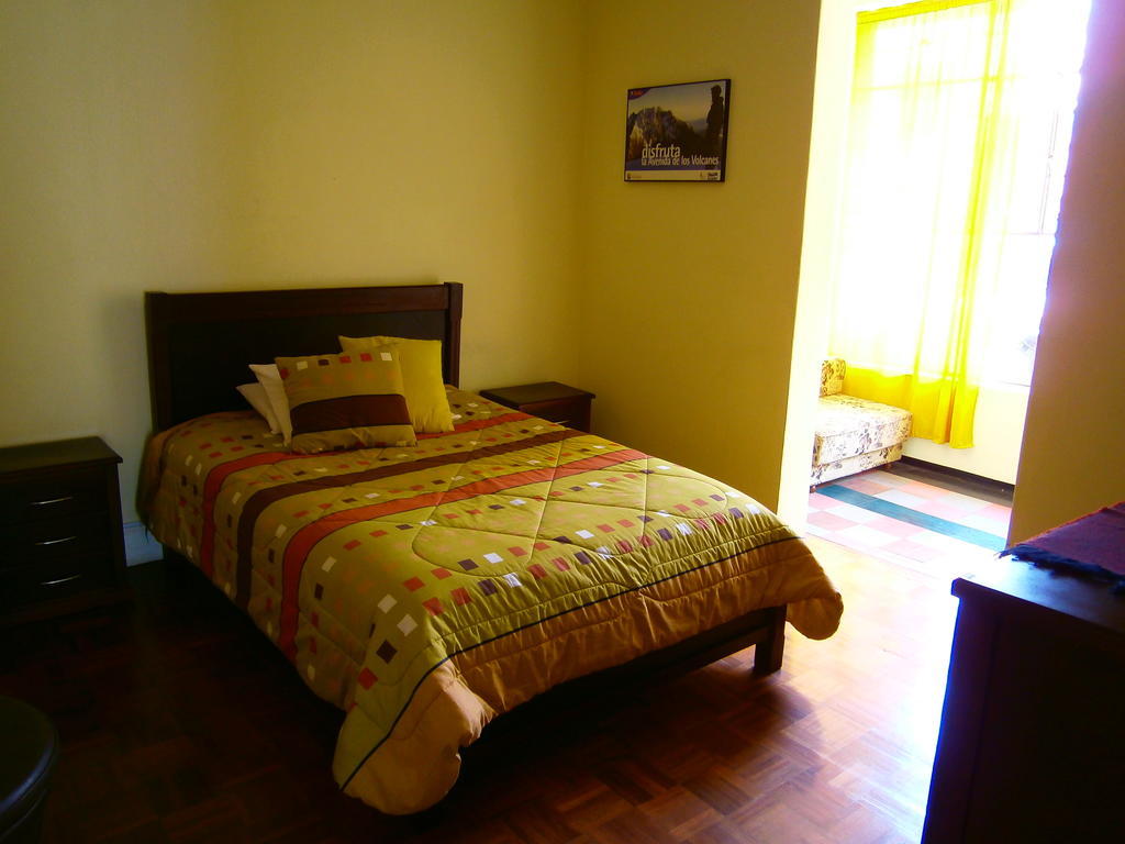 The Yellow House Quito Rum bild
